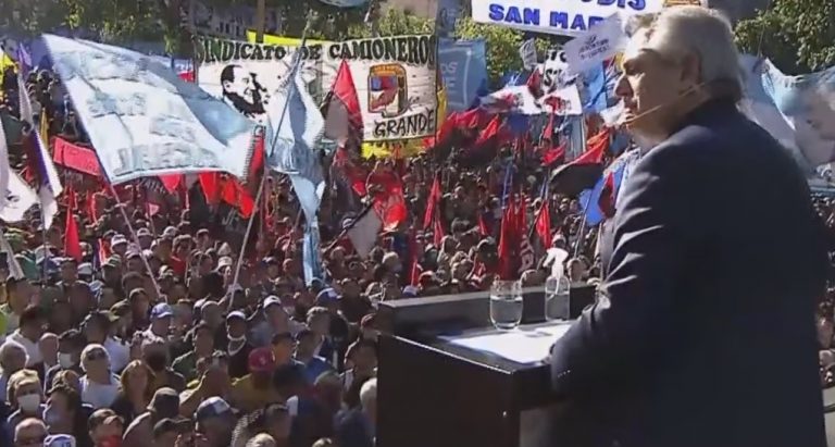 Alberto Fernández en Plaza de Mayo: una puesta en escena para intentar retomar la iniciativa